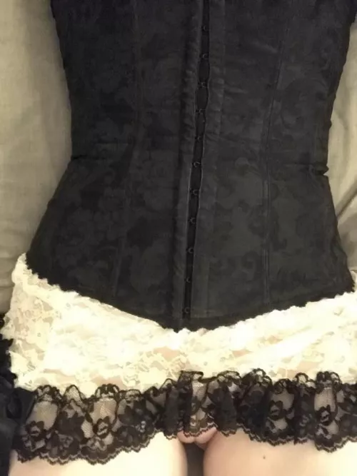 I love the feeling of wearing a real corset!!! So erotic!