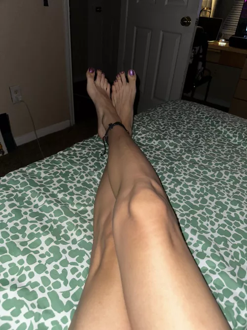 Would you cover my lil pink girly toes in cum? 😋💦
