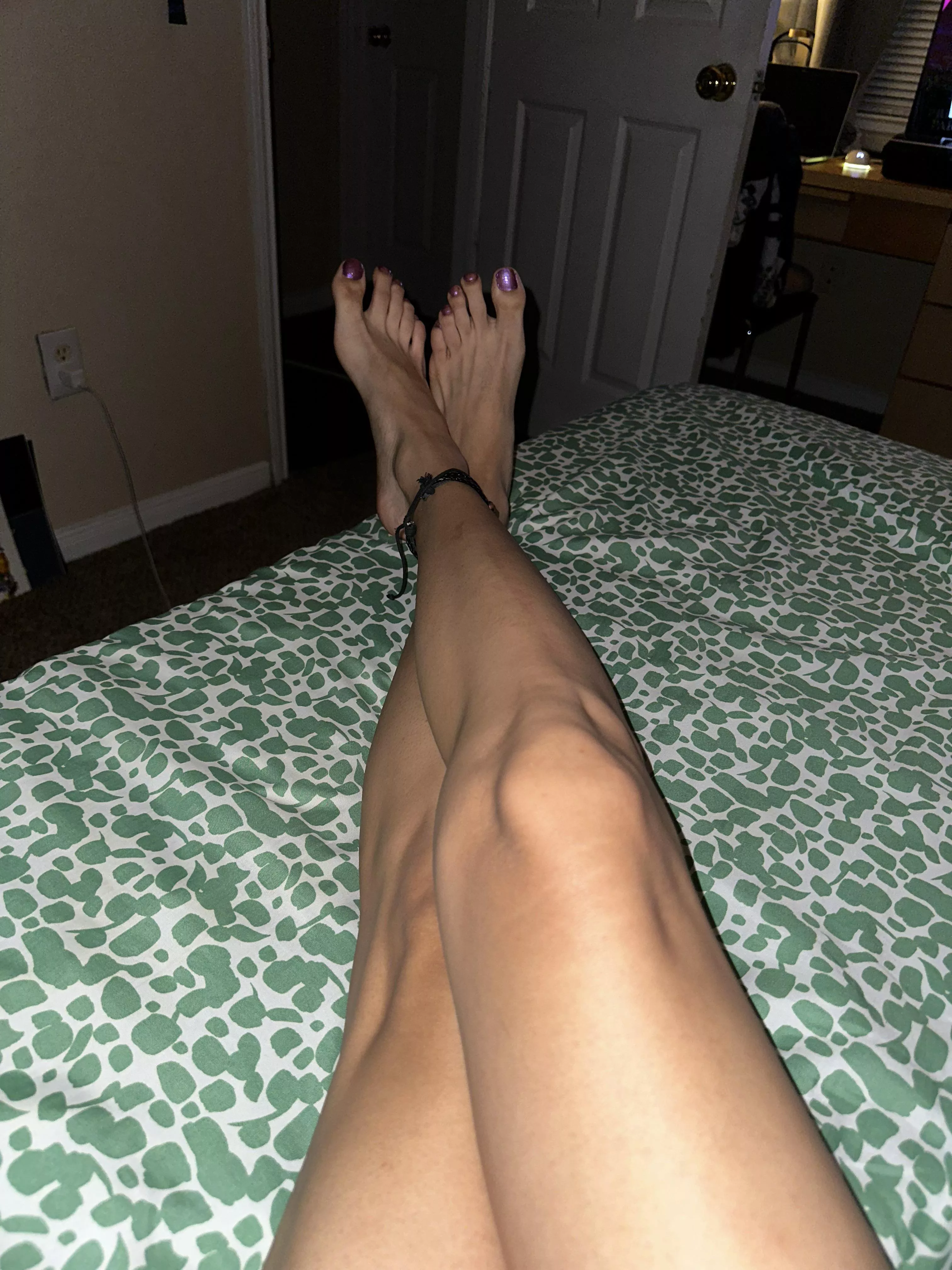 Would you cover my lil pink girly toes in cum? 😋💦