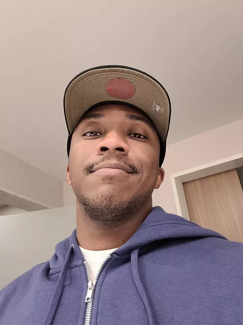 25 bi looking for cool guys to play with 