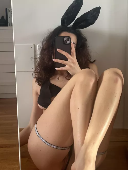 A bunny who would like your carrot.. Discover my 🩵🤍 in bio