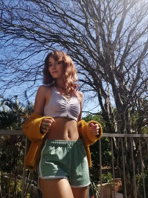 feeling sunny and flirty, who wants to climb with me F18