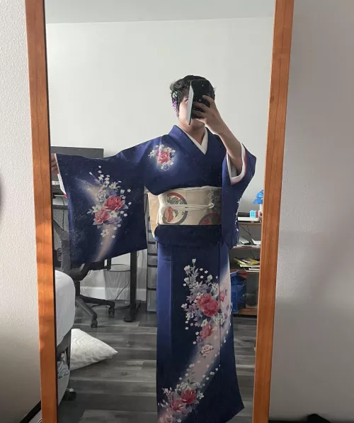 I got a new kimono! Pls ignore the dirty mirror lol