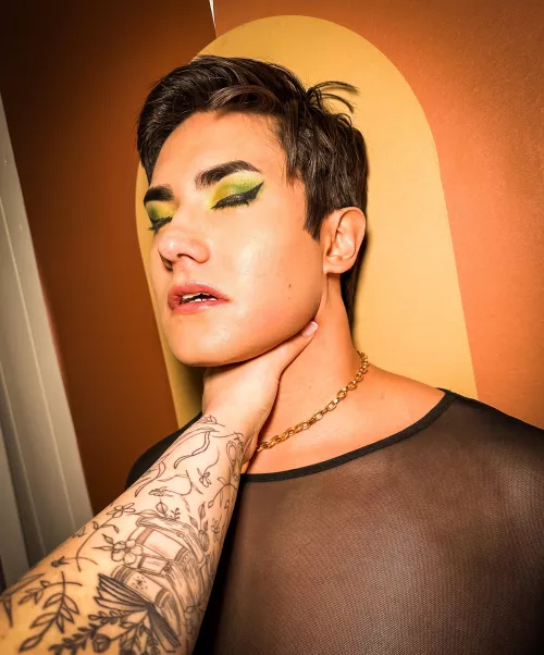 My hand is his favorite collar 💕