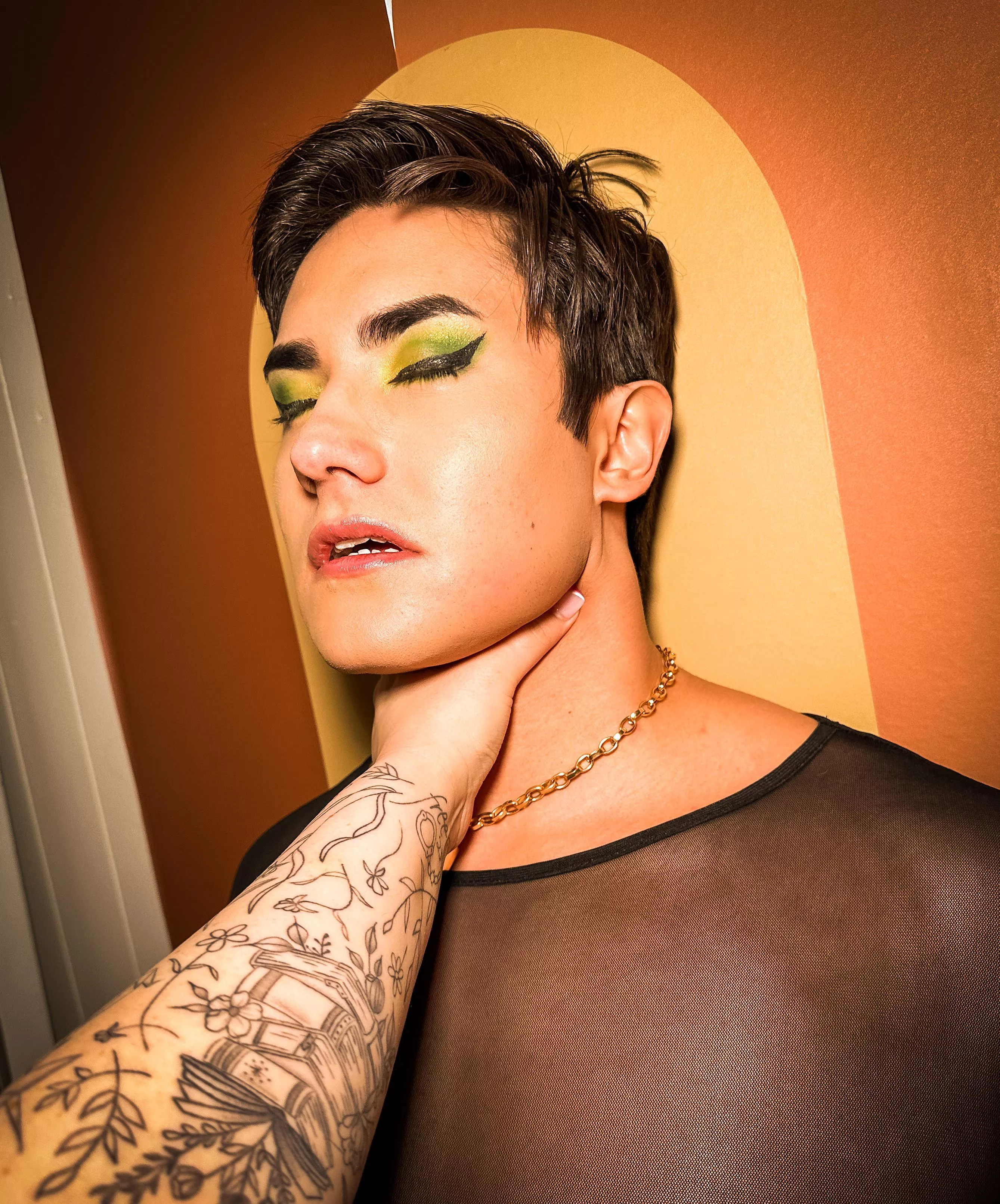 My hand is his favorite collar 💕