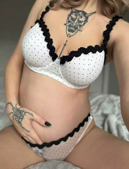 Pregnant women are still sexy