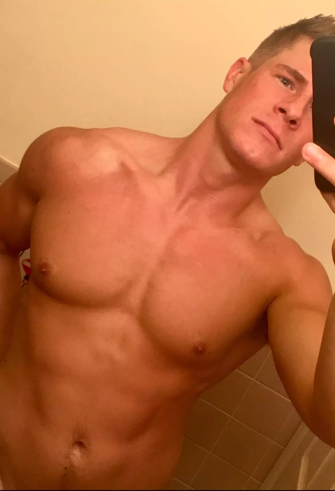 Should I post the uncropped version 🤔🤔