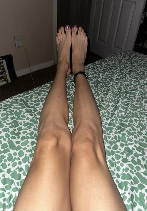 My girly feet need to be sniffed, kissed, sucked, and fucked 🥰