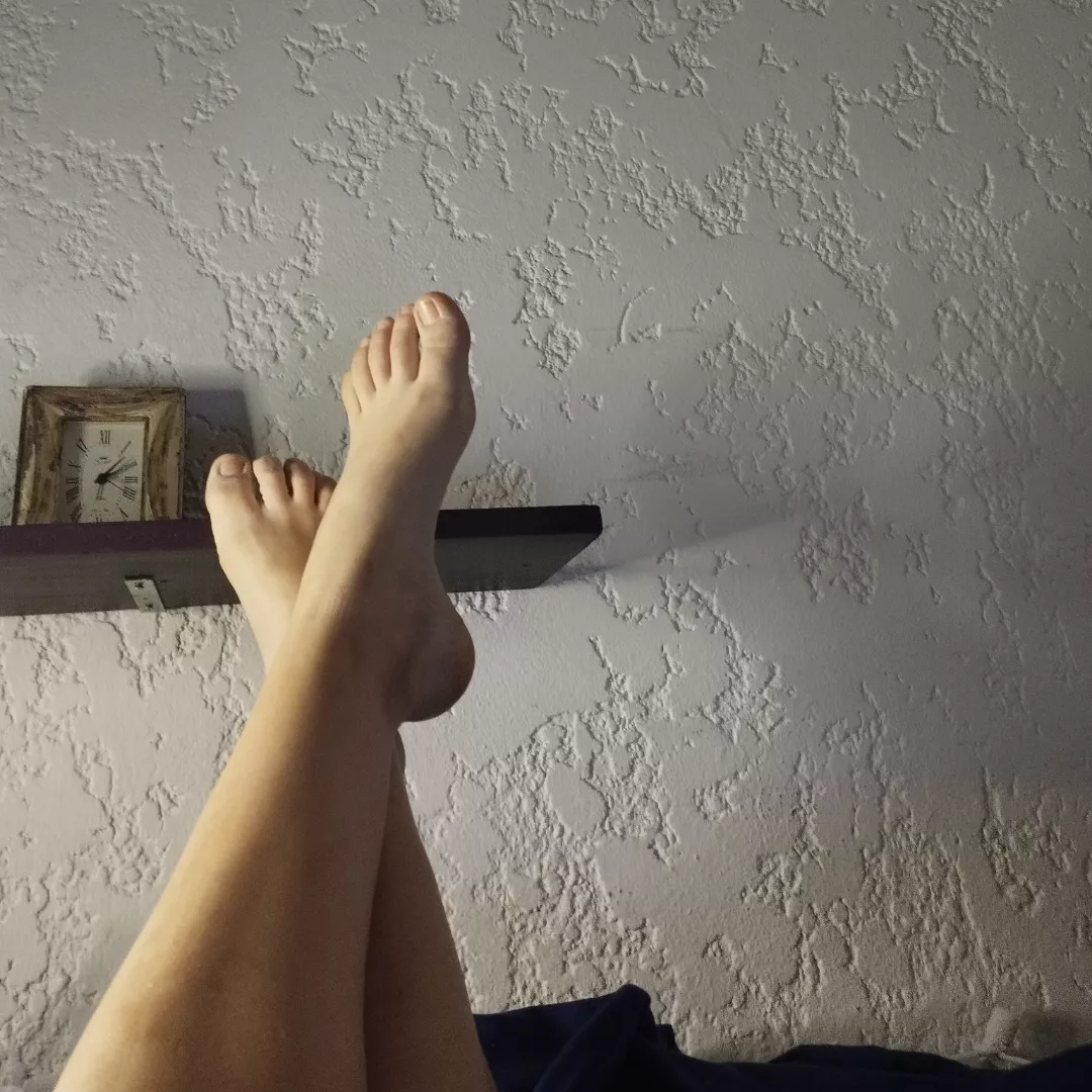 Nude toes, sunset light 