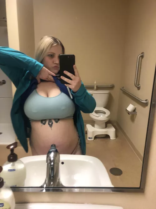 Quick naughty selfie,before clocking out. 💋🖤