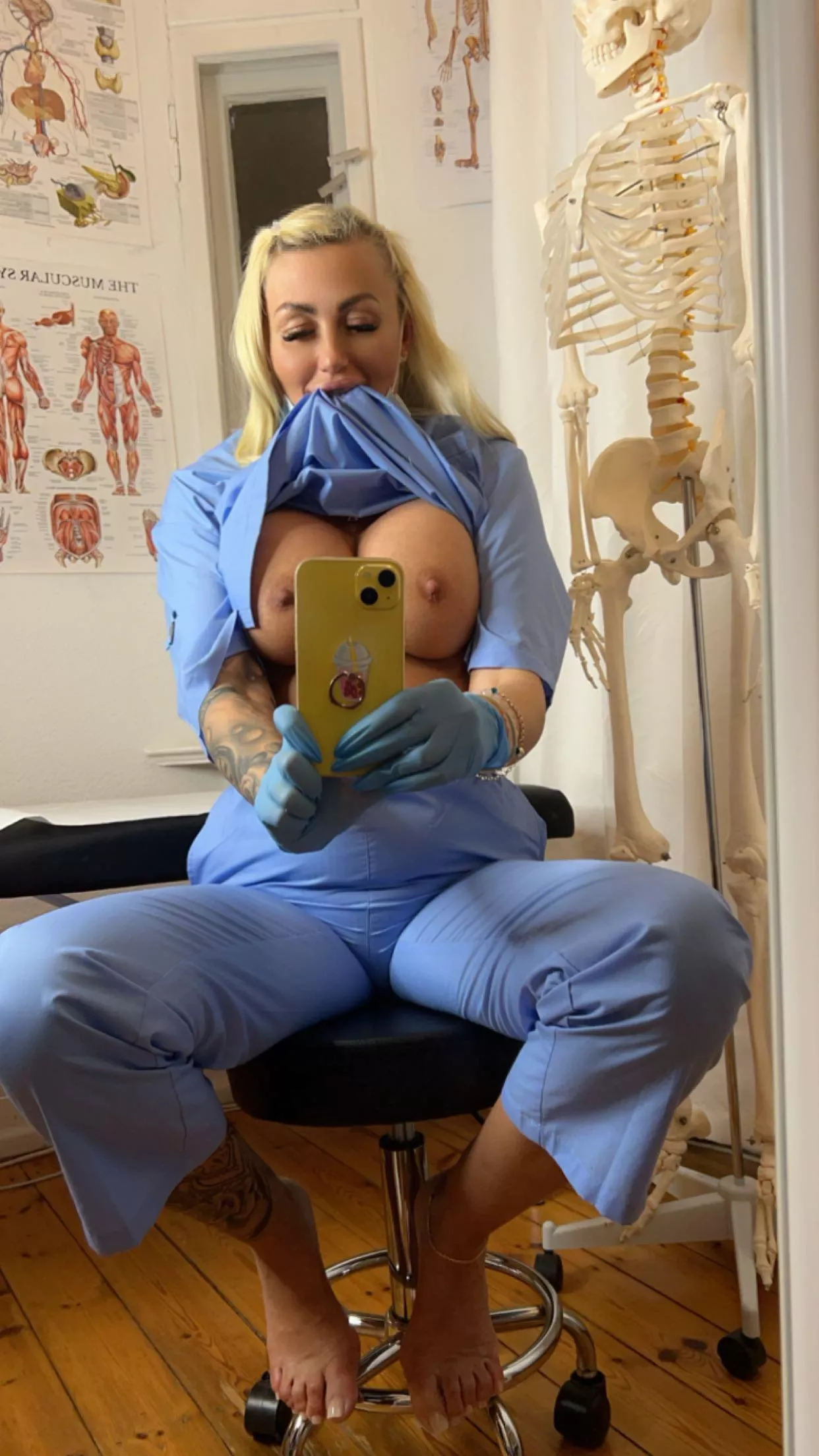 SO fucking horny all day! If i don't find someone who will eat me out, i will go crazy..