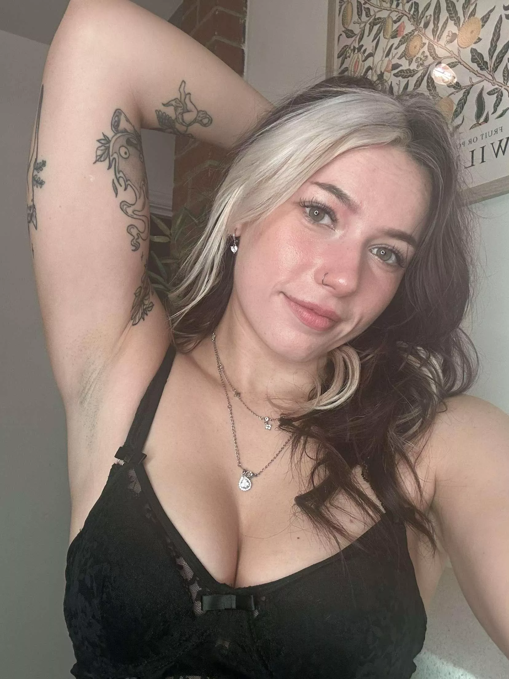 Wondering if anyone here would worship my armpits 