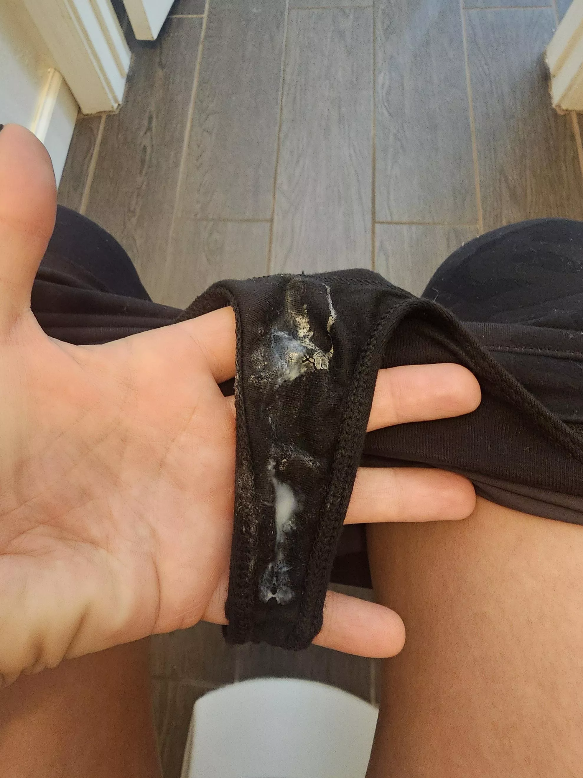 🥵🥵 Fresh from the gym. Who's cleaning these? 