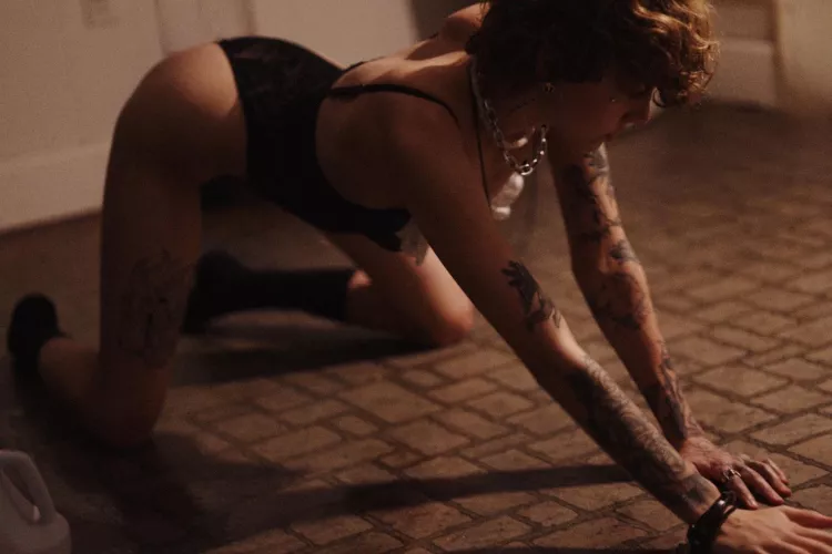 House keeper tomboy on the knees