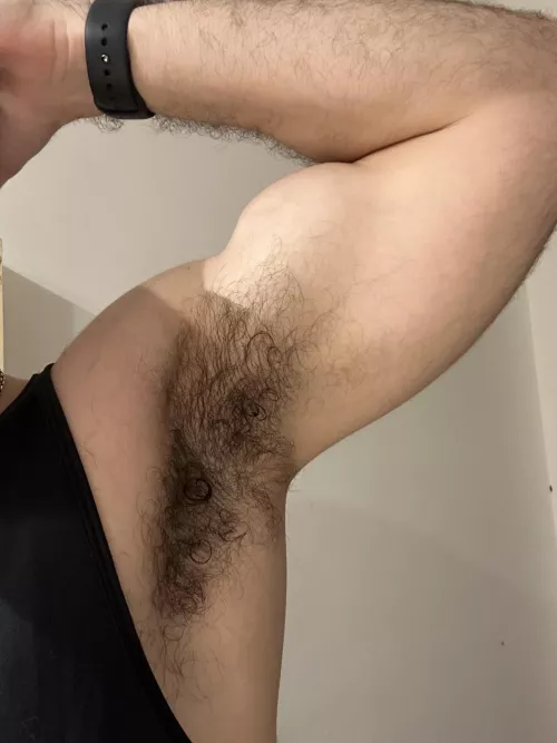 Look at how curly my hair gets when I’m sweaty after the gym. And guess what, forgot the deodorant