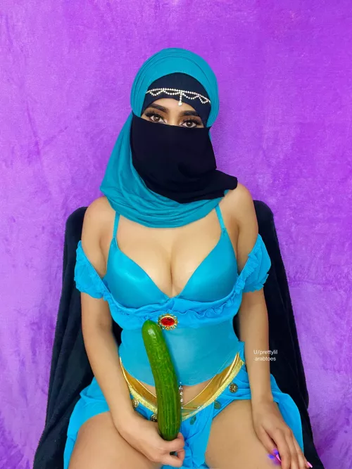 This cucumber stretched my pussy!