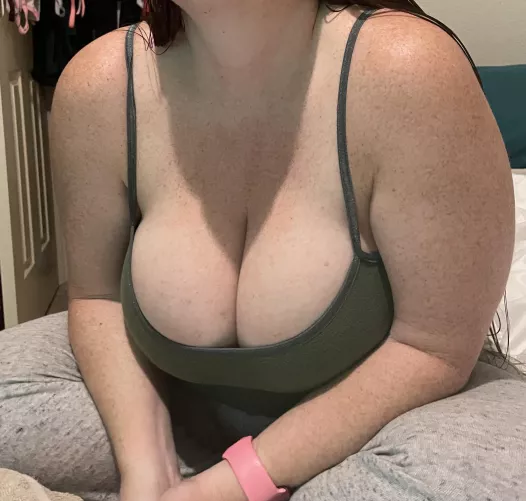 My poor spaghetti strap shirt is STRUGGLING!