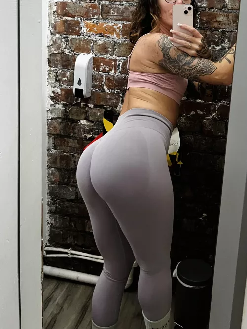 This gym bathroom is so ugly. But you shouldn’t be looking there 😈