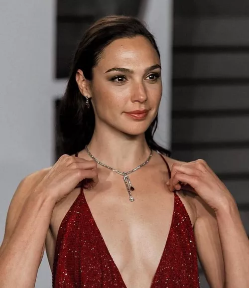 Gal Gadot has me throbbing. Can a bud help me bust for her?