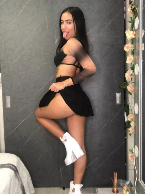 help me baby to take this skirt off