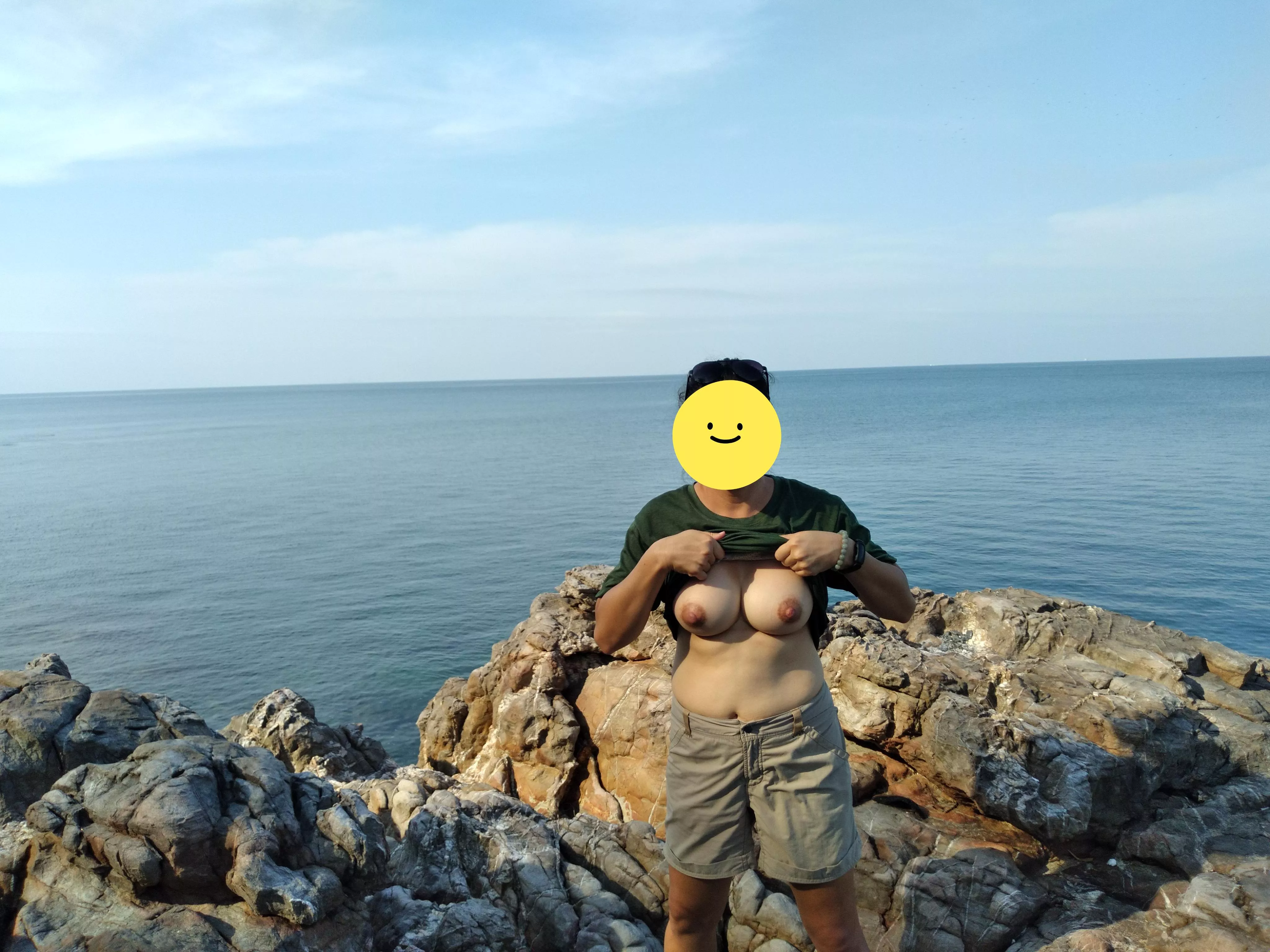 On the rocks [f]