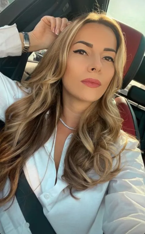 _sanjaaaa Serbian Throphy living a Dubai Bling lifestyle 