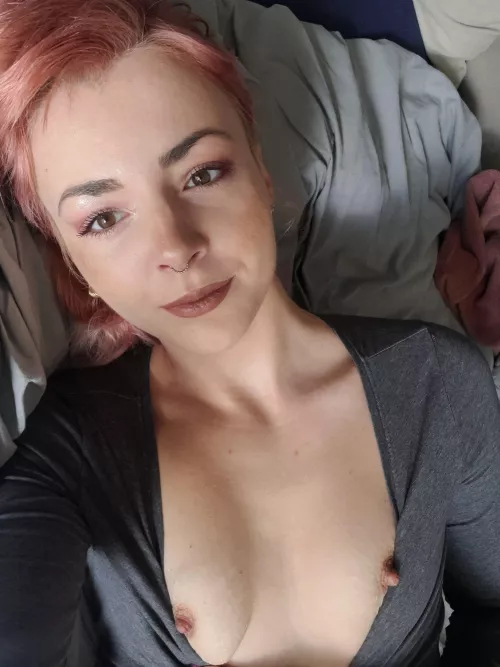 Squeeze my nipples please💕