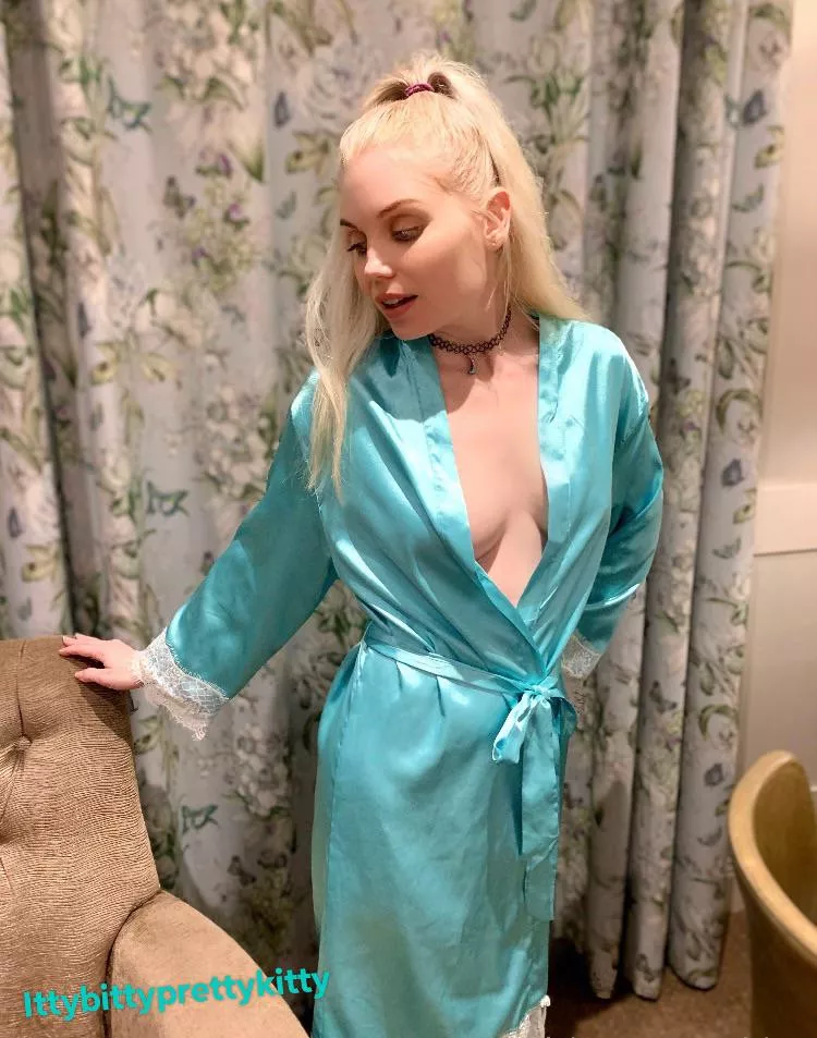 This robe slips off so easily 