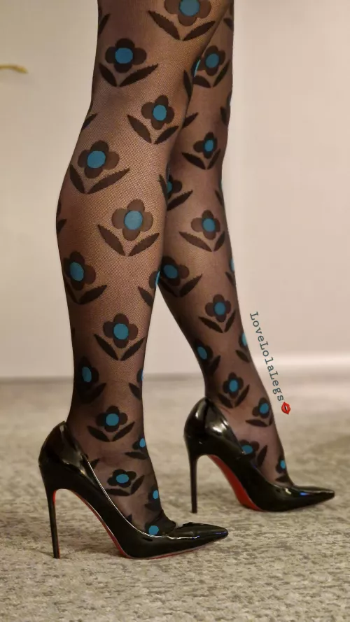 Trying out my Loubs with my new tights 👄