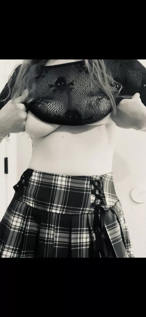 Don’t look at the caption silly, look at me