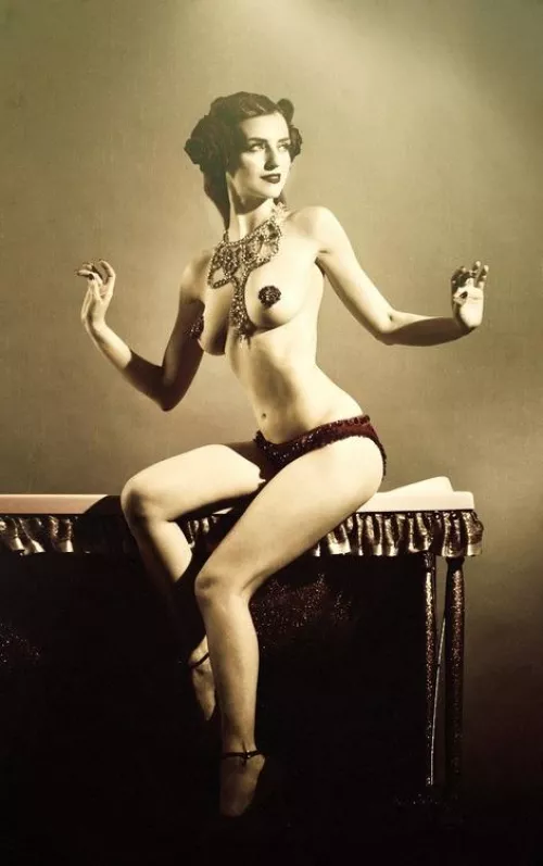 Eva La Plume in her pasties