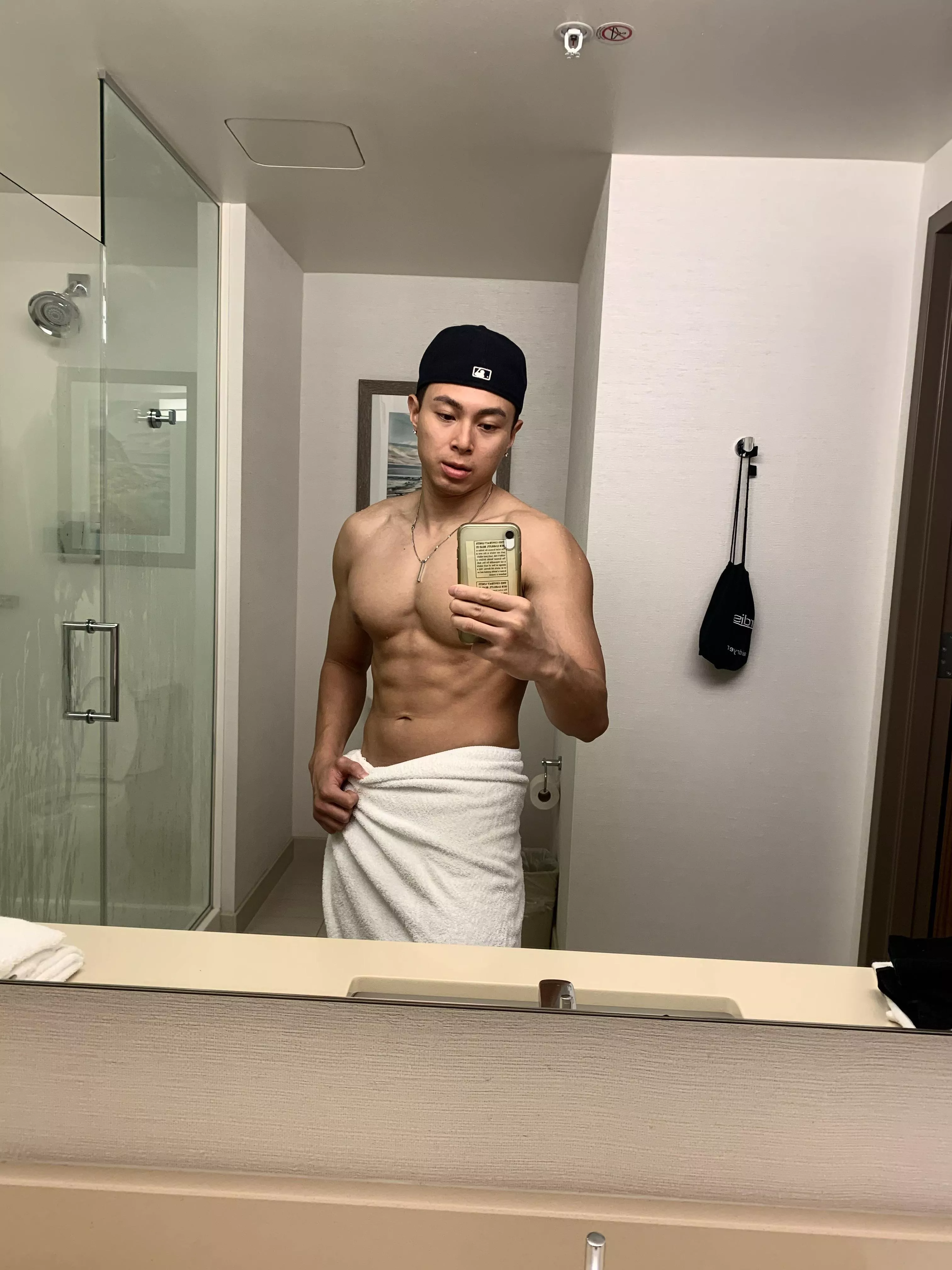 Happy Sunday! 🥵 you like asians? 