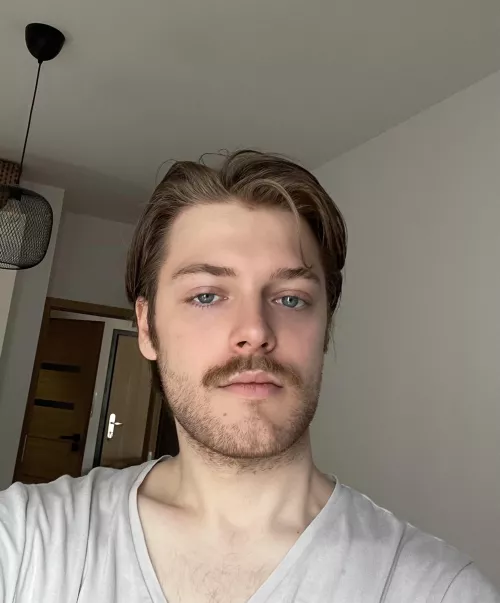 Hey boys, who wants to make out 💋 