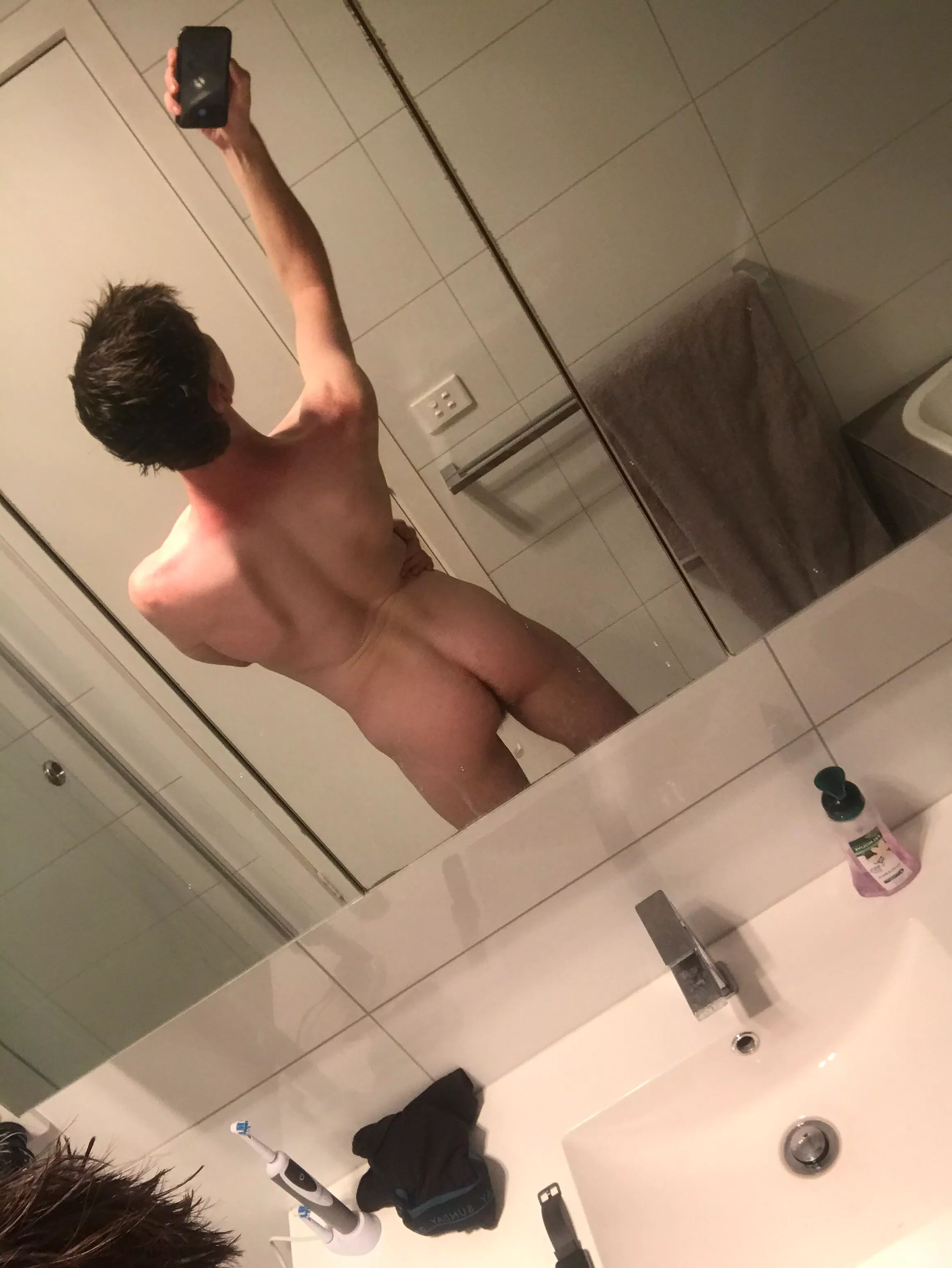 Ngl I wanna worship and be used by some really muscled dude rn haha (20 btw)