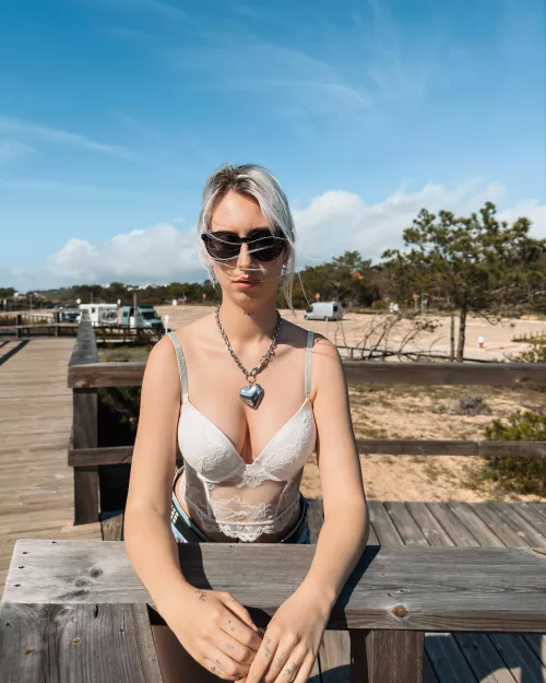 Say hi if you’re into corsets 🖤