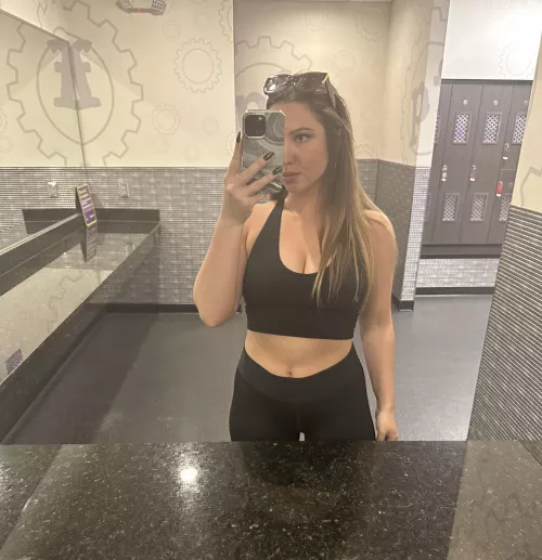 Just a gym girl in croptop:)