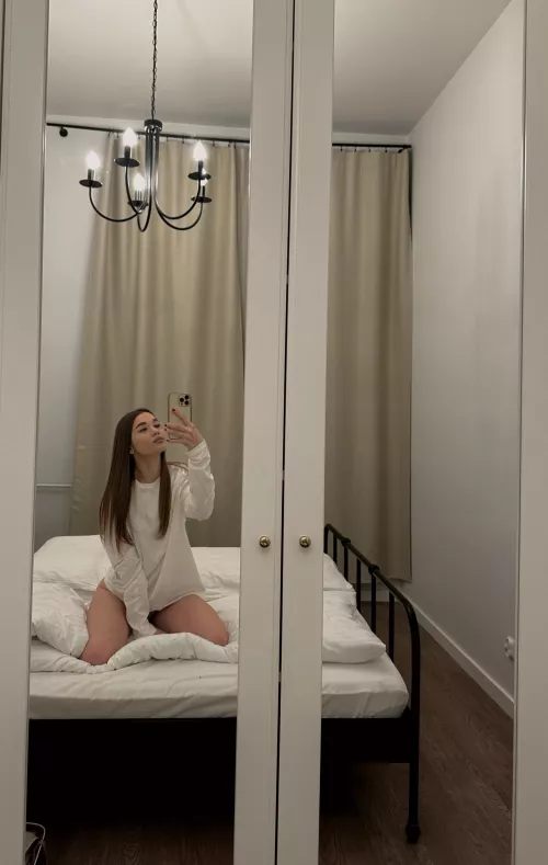 mood to take pictures in the mirror