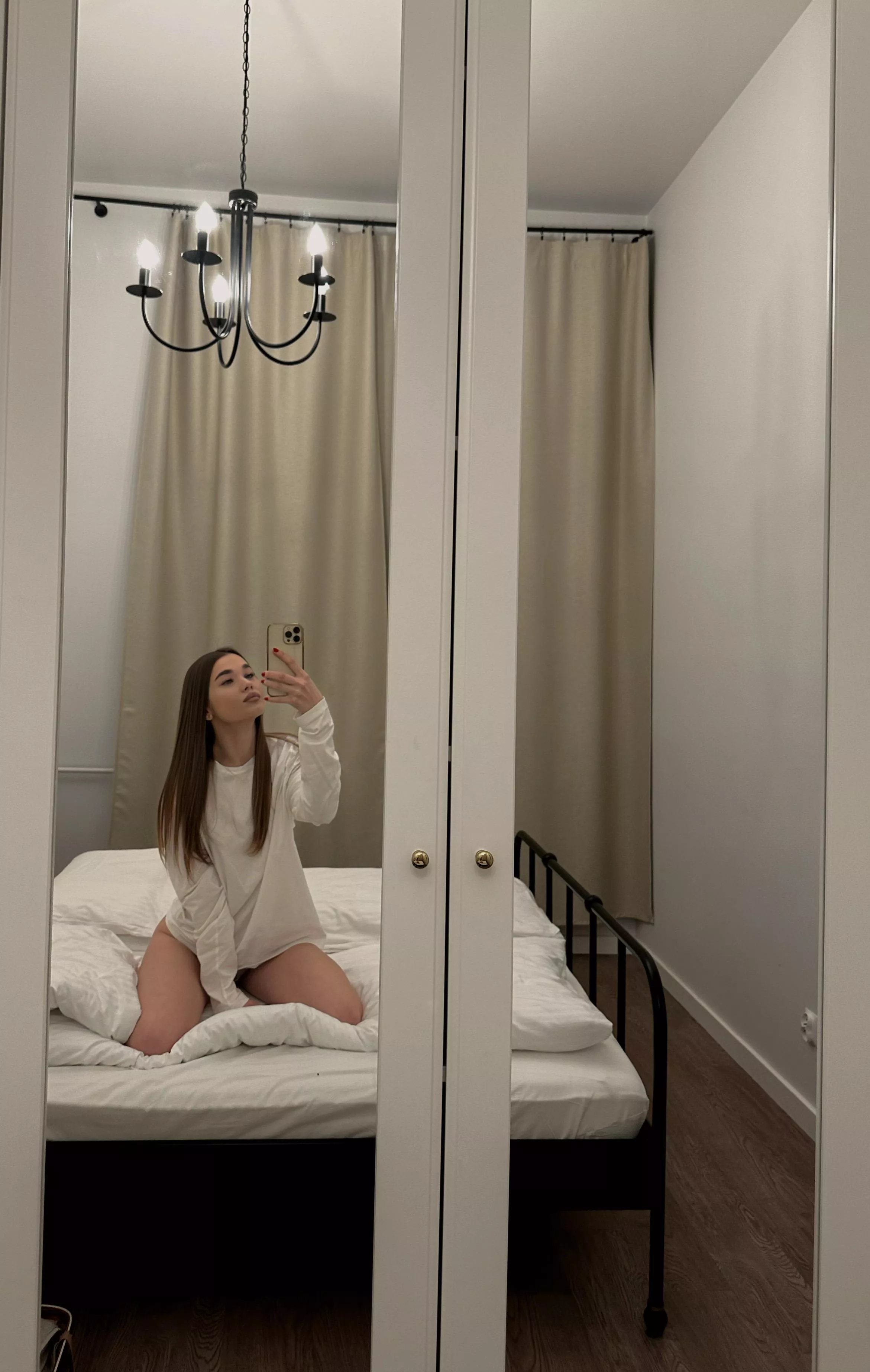 mood to take pictures in the mirror