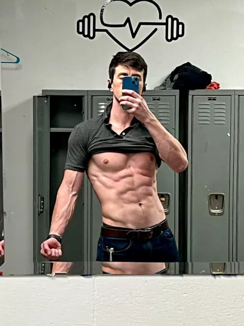 Workout done, time to snap an ab pic ☺️