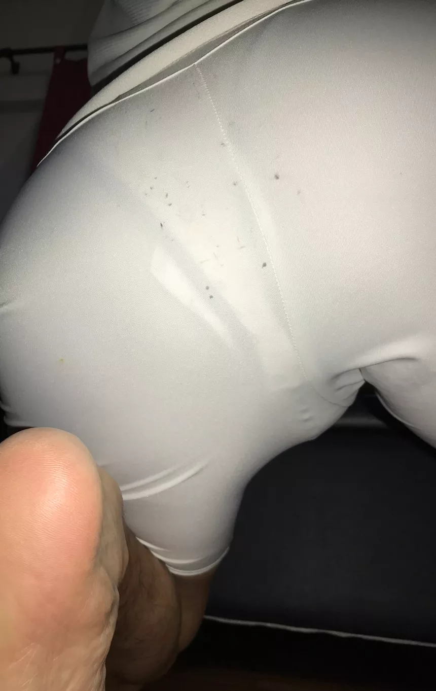 Bending over to find something under the bed and caught my fren giggling at me... wonder why??