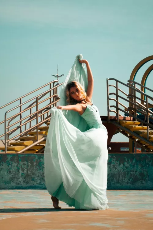 feeling free, sassy twirl giving me the blue vibes rn F18