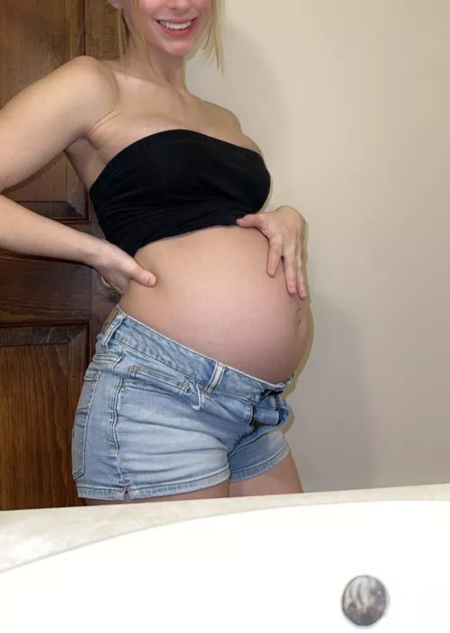 I can’t wait til it warms up some more outside so I can sunbathe topless with my bump <3