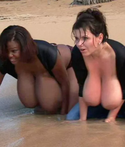 Milena and Miosotis preparing for a wave