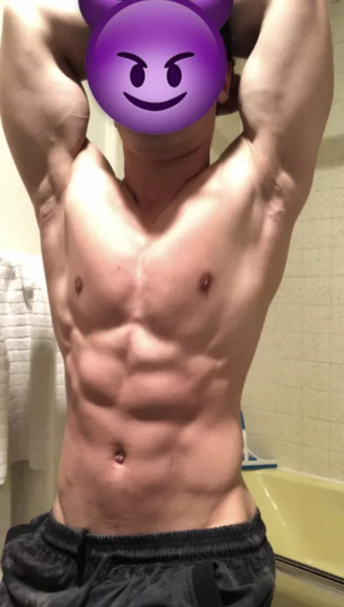 Need to get my abs massaged 😢 Any volunteers? 😈🥰