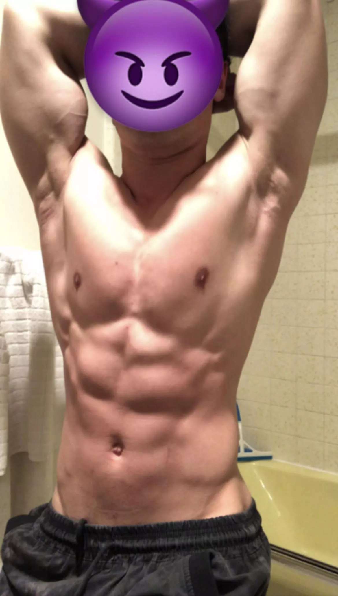 Need to get my abs massaged 😢 Any volunteers? 😈🥰