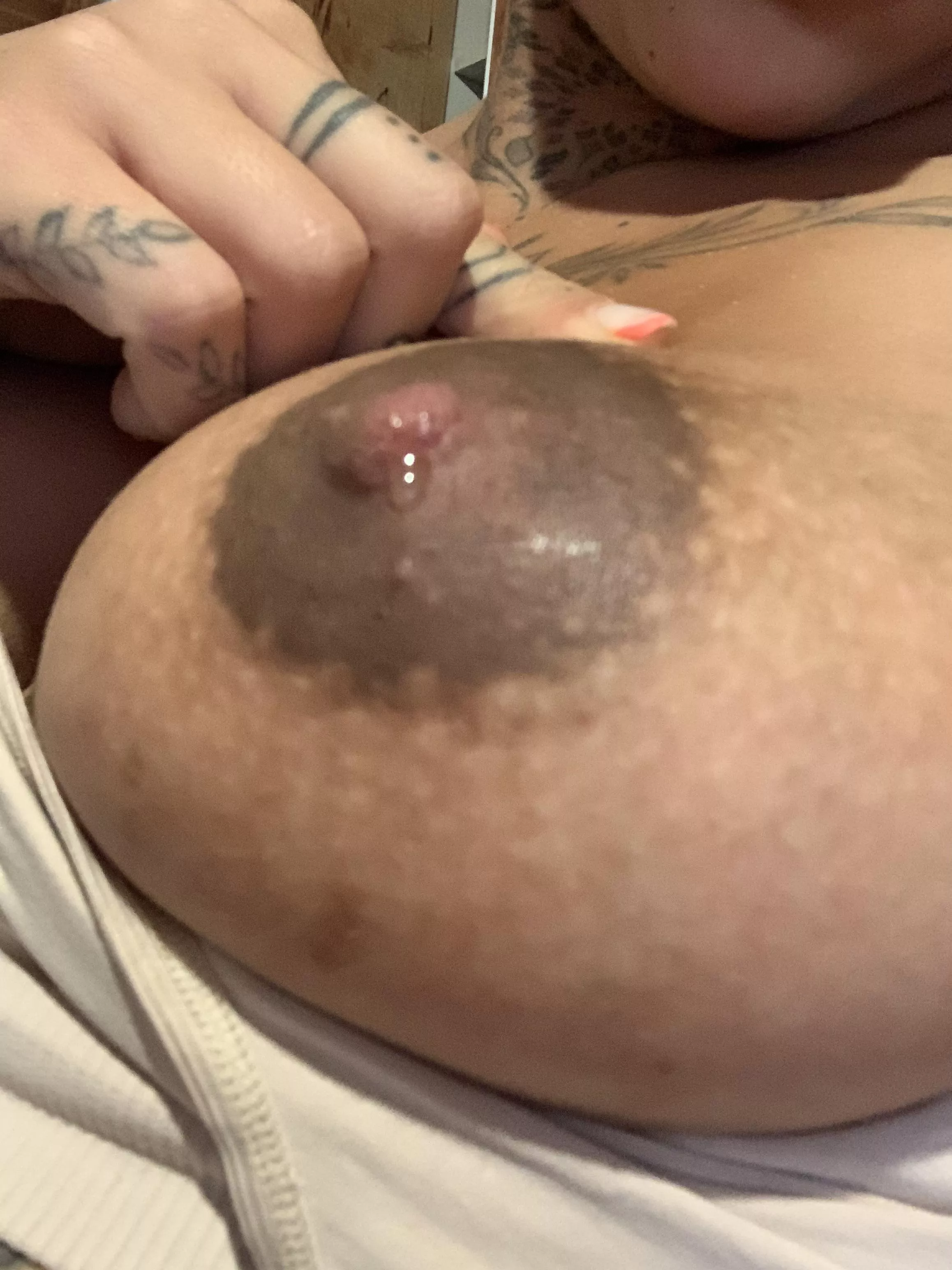 Suck my milky tities and I’ll suck your dick.. deal?