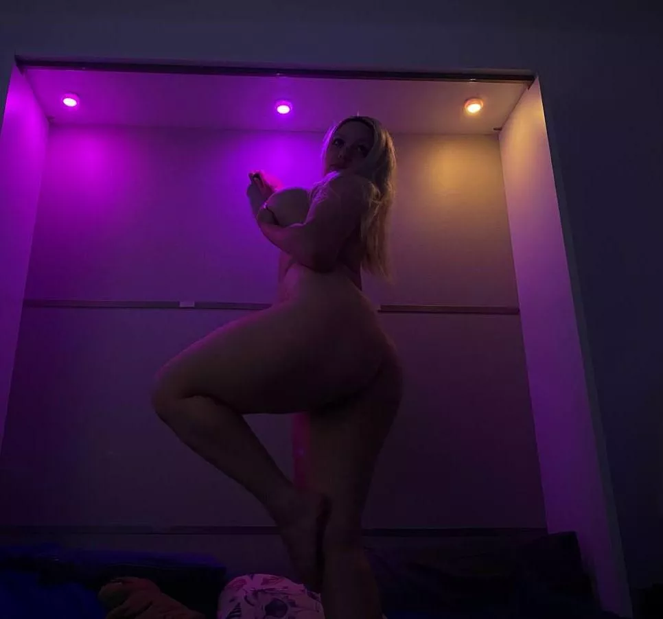 When you see a pretty ass, is your first instinct to eat or fuck?