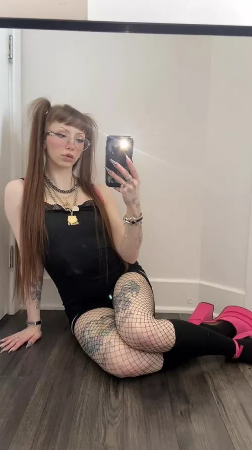 Would you let a girl with tattoos kiss you? 🤓😘