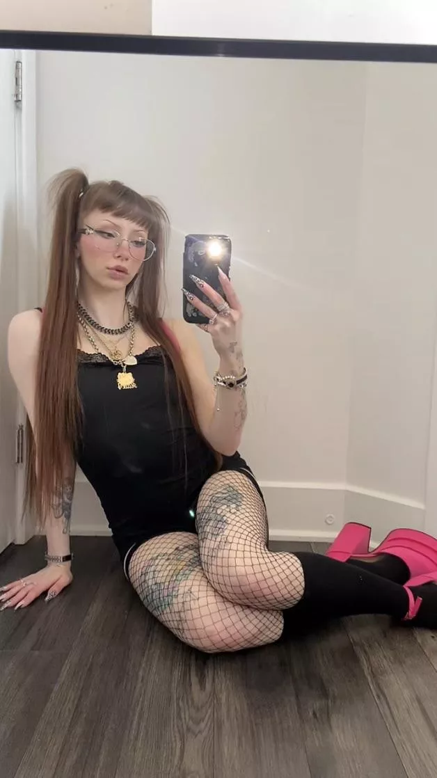 Would you let a girl with tattoos kiss you? 🤓😘