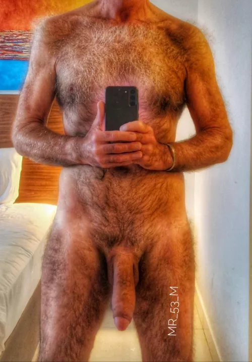 [53] Is this a daddy 🍆 you'd like to get to know better 🤔 Do please let me know💪